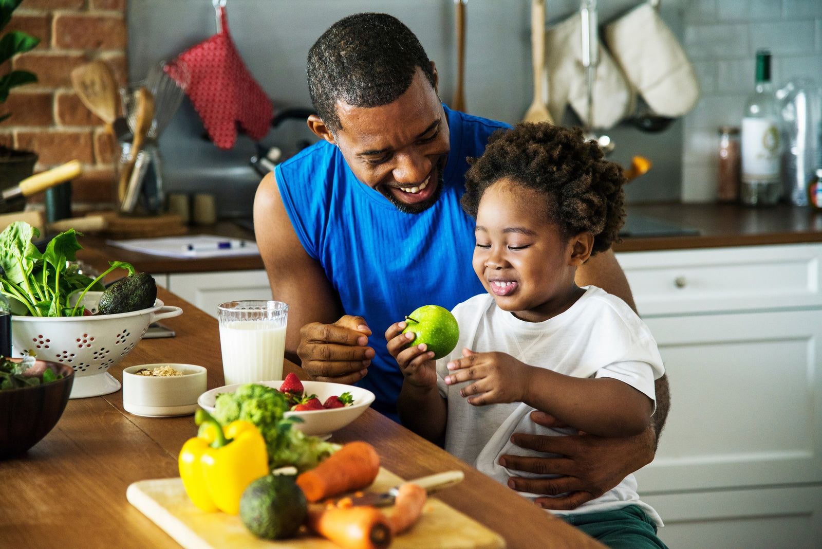 Father and daughter eating fruit
